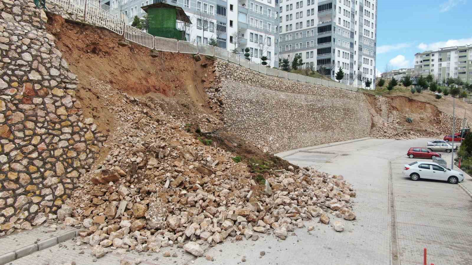 ELAZIĞ’DA GÜNLERDİR ETKİLİ OLAN YAĞIŞLAR SONRASINDA KENT GENELİNDE BAZI İSTİNAT