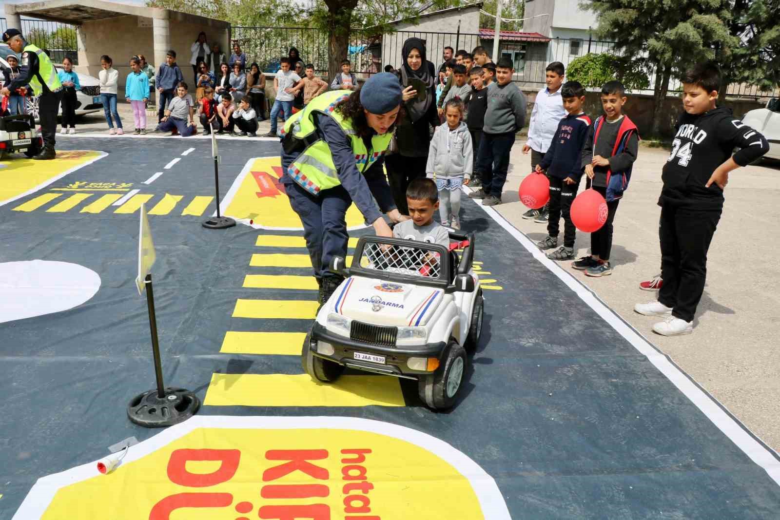 ELAZIĞ’DA İL JANDARMA KOMUTANLIĞI EKİPLERİ TARAFINDAN, 93 ÖĞRENCİYE TRAFİK DENETİMİ