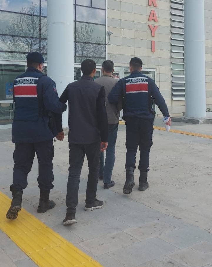 ELAZIĞ’DA HAKLARINDA KESİNLEŞMİŞ HAPİS CEZASI BULUNAN 2 ZANLI, JANDARMA EKİPLERİ