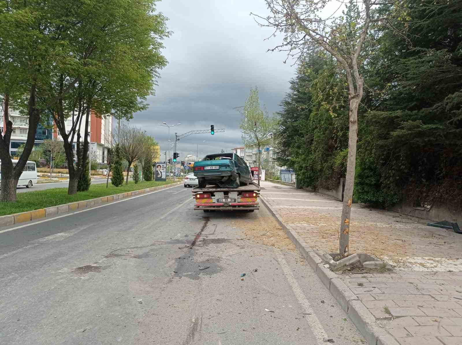 ELAZIĞ’DA SÜRÜCÜNÜN KONTROLÜNDEN ÇIKAN OTOMOBİL, YOLUN SAĞINDAKİ AĞACA ÇARPARAK DURABİLDİ.