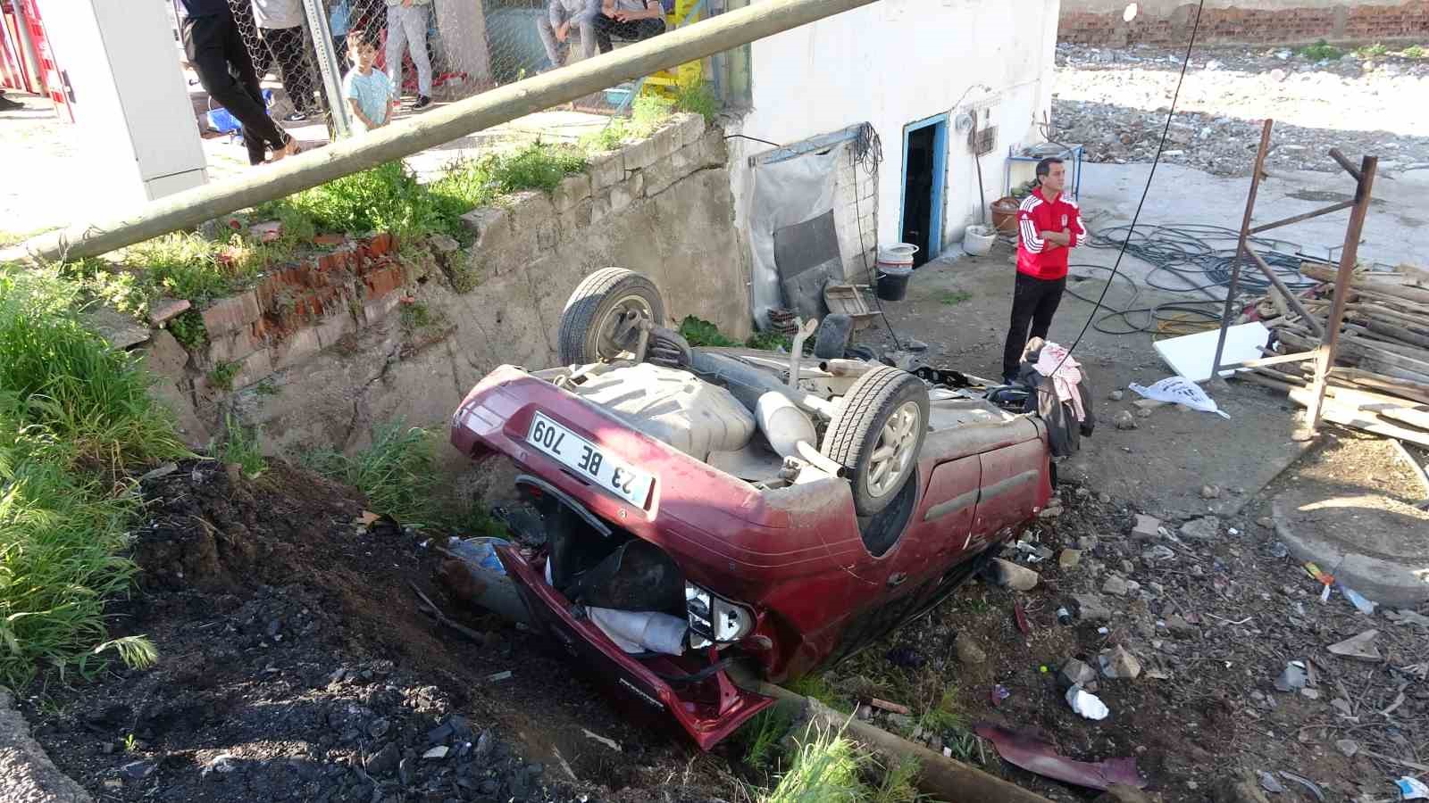 ELAZIĞ’DA OTOMOBİLİN BAHÇEYE UÇMASI SONUCU 2’Sİ ÇOCUK 5 KİŞİ YARALANDI