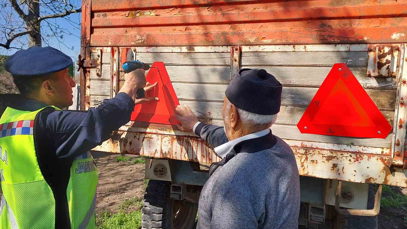 ELAZIĞ’DA ‘REFLEKTÖR TAK GÖRÜNÜR OL’ KAMPANYASI ÇERÇEVESİNDE TRAKTÖR SÜRÜCÜLERİ BİLGİLENDİRİLDİ