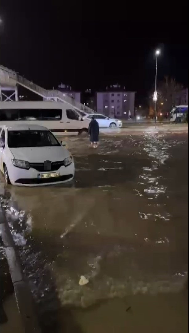 ELAZIĞ’DA ETKİLİ OLAN SAĞANAK YAĞIŞ HAYATI OLUMSUZ ETKİLEDİ. KENT MERKEZİNDE