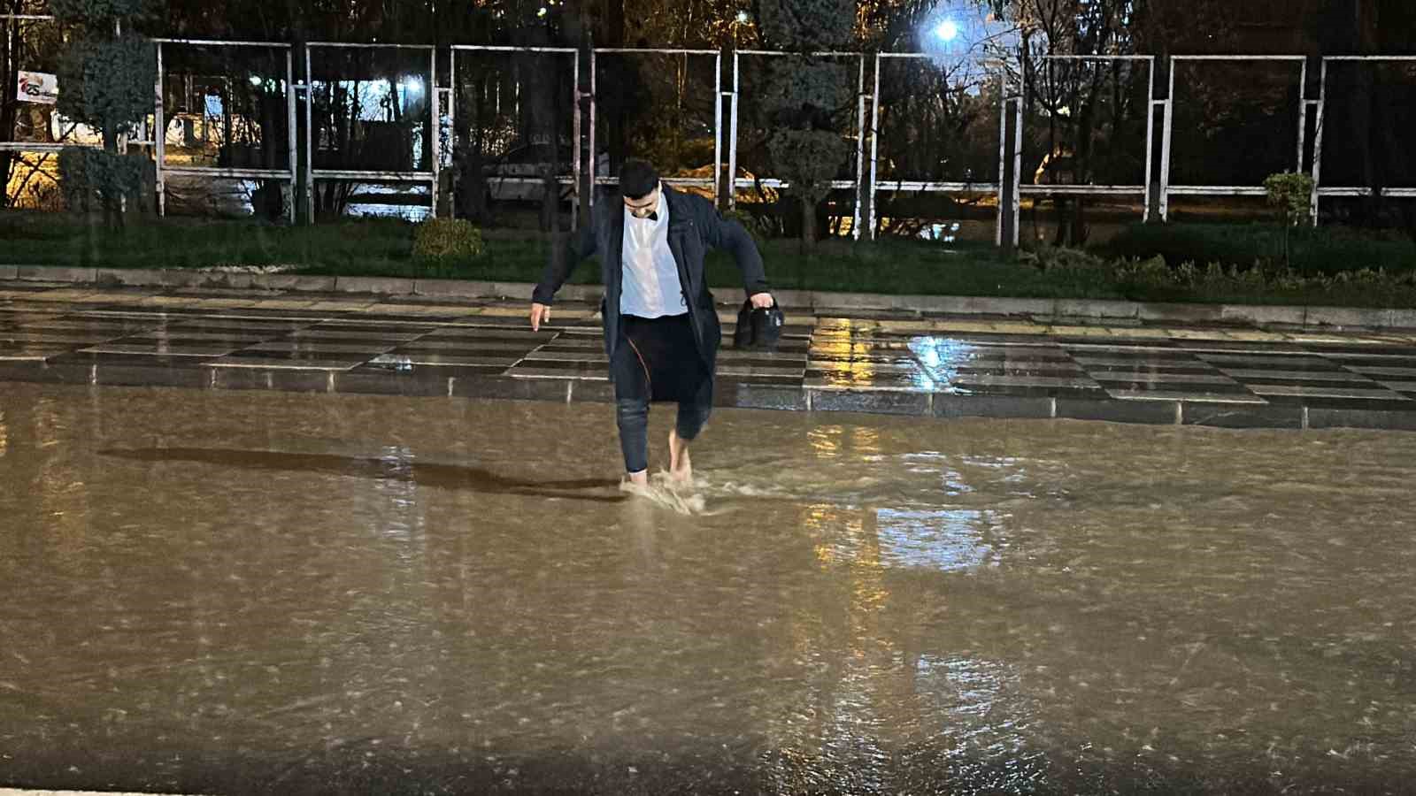 ELAZIĞ’DA ETKİLİ OLAN SAĞANAK YAĞMUR NEDENİYLE KENTİN BİRÇOK NOKTASINDA BÜYÜK