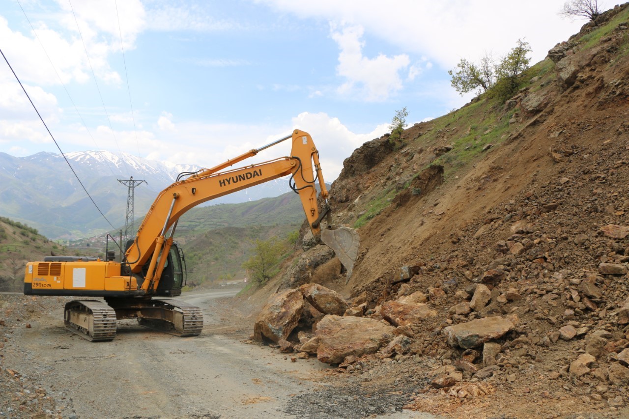 ELAZIĞ İL ÖZEL İDARESİ, PALU GÖKDERE-AKBULUT-GEMTEPE GRUP KÖY YOLUNDA ASFALTLAMA