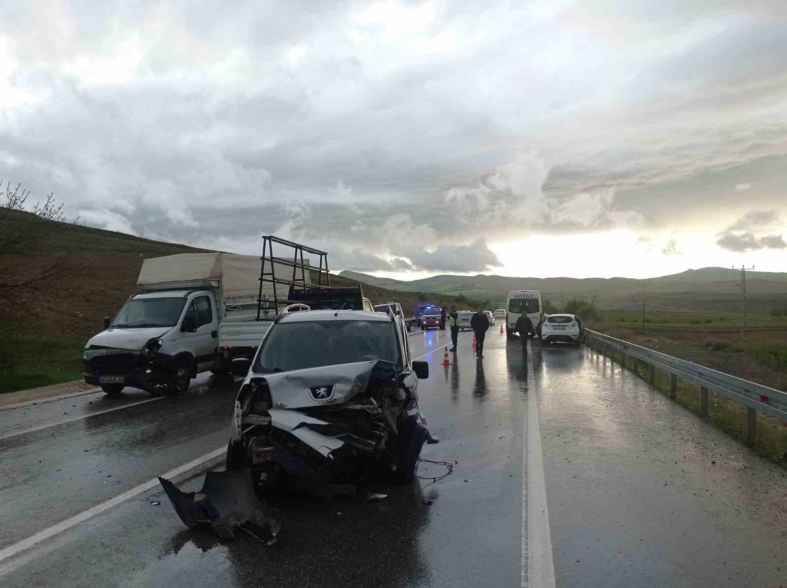 ELAZIĞ’DA MEYDANA GELEN ZİNCİRLEME TRAFİK KAZASINDA, 1 KİŞİ ÖLDÜ 4