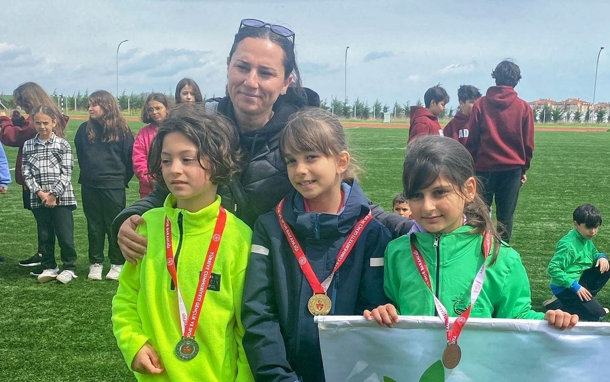 DERECEYE GİREN SPORCULARA DÜZENLENEN TÖREN İLE MADALYALARI TAKDİM EDİLDİ.