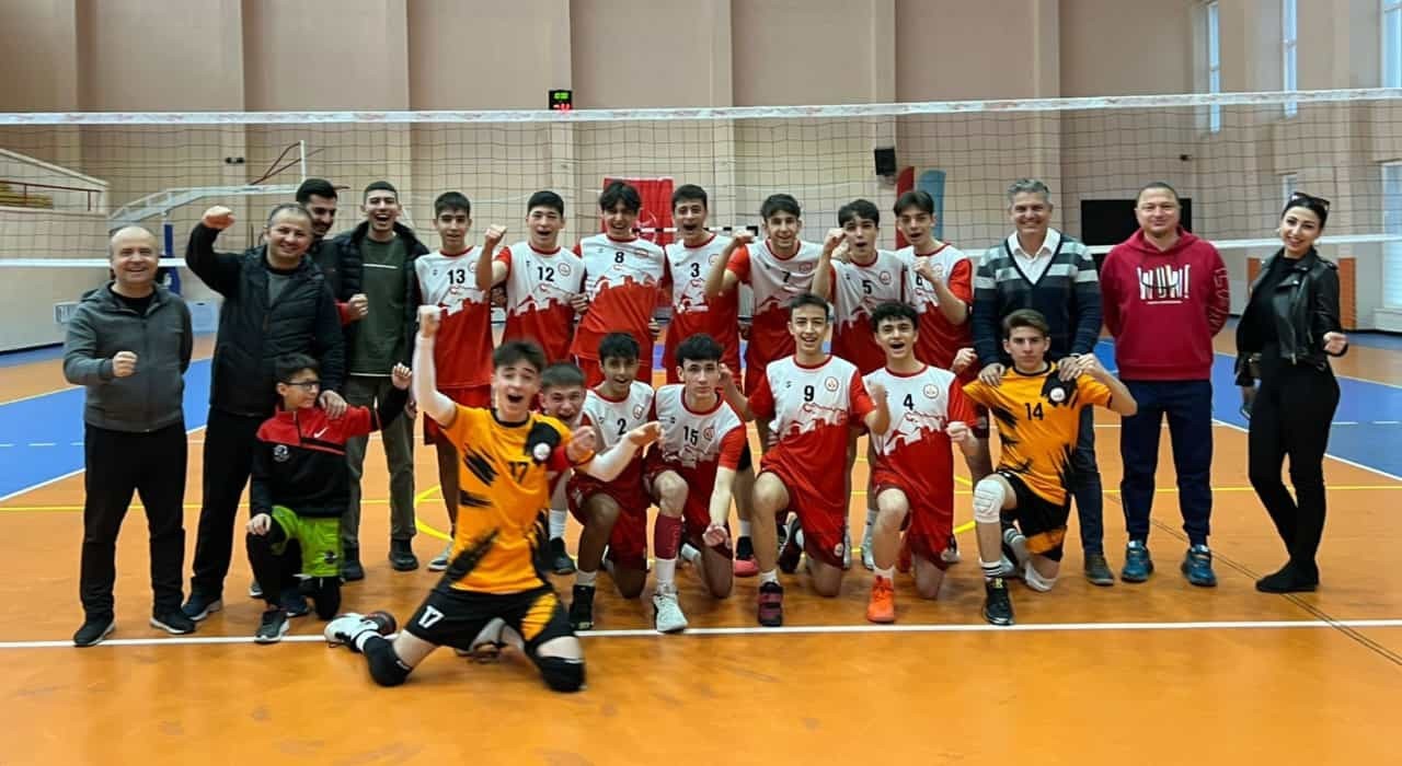 KÜÇÜK ERKEKLER VOLEYBOL GRUP MÜSABAKALARINDA GRUBUNU LİDER TAMAMLAYAN ELİT VOLEYBOL