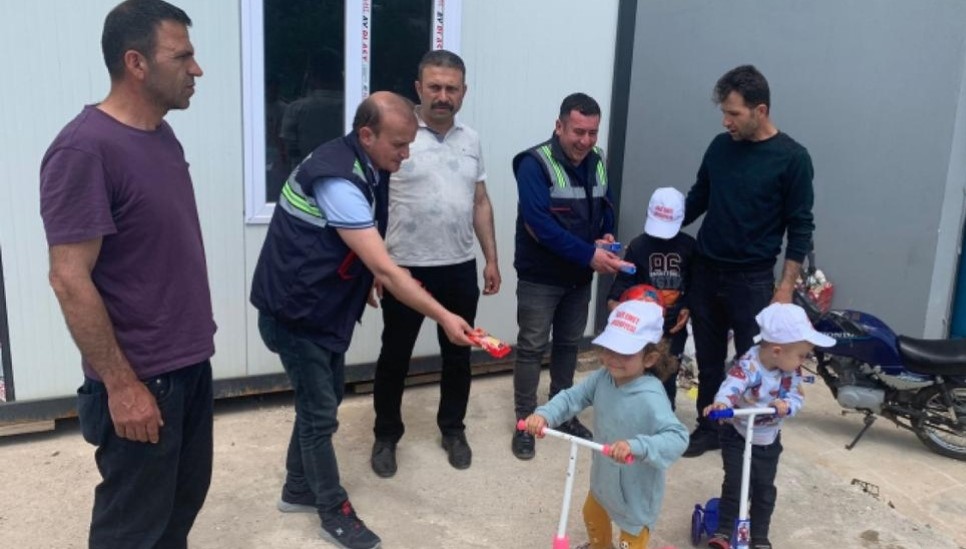EMET’TEN DEPREM BÖLGESİNDEKİ ÇOCUKLARA OYUNCAK