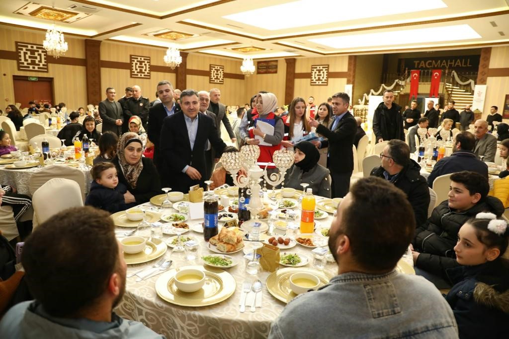 DÜZCE VALİSİ CEVDET ATAY, DÜNYA YETİMLER GÜNÜNDE EBEVEYN KAYBI YAŞAYAN
