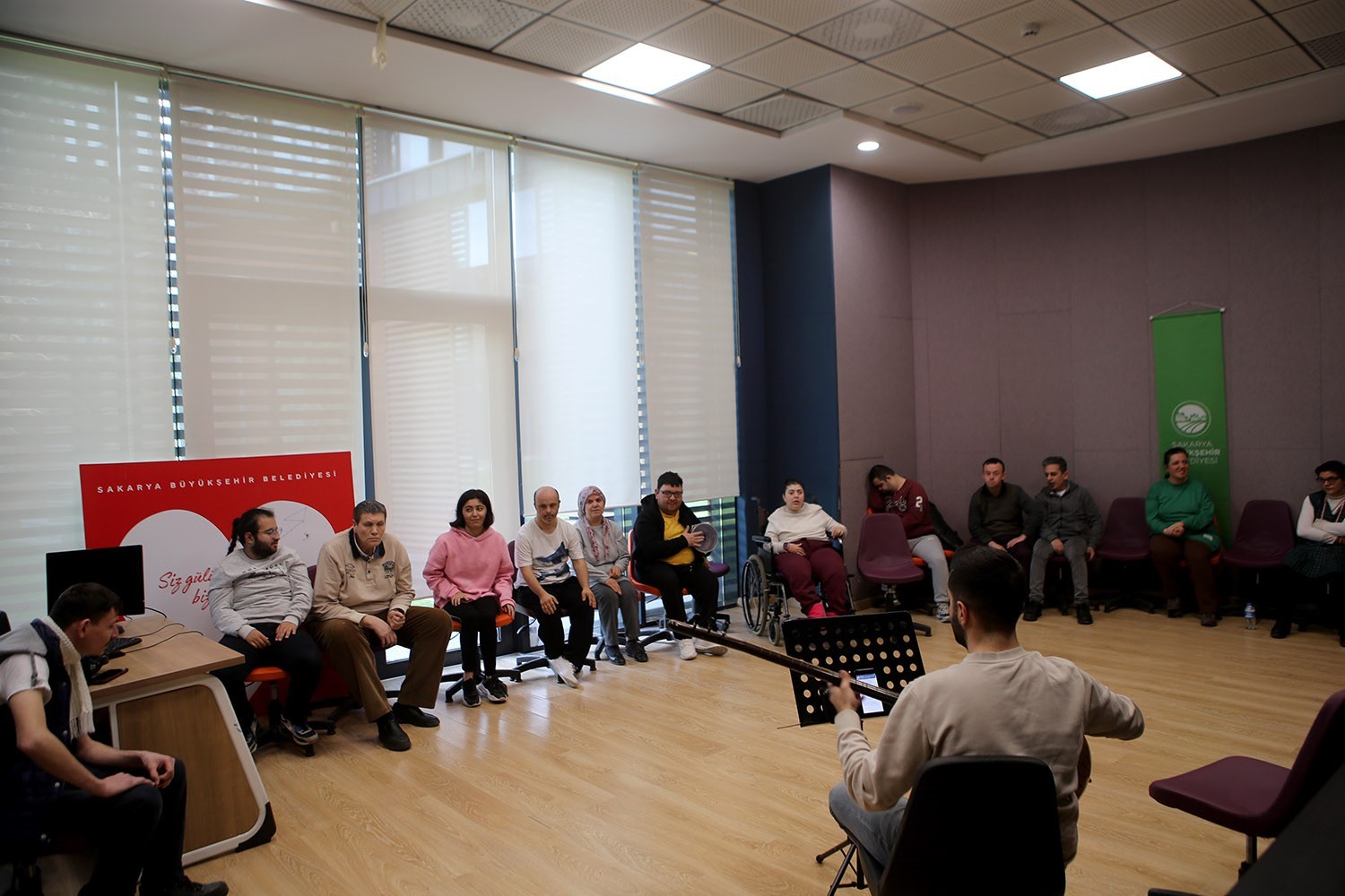 SAKARYA BÜYÜKŞEHİR BELEDİYESİ SGM’DE DEVAM EDEN ENGELSİZ HOBİ ATÖLYELERİ BAĞLAMA
