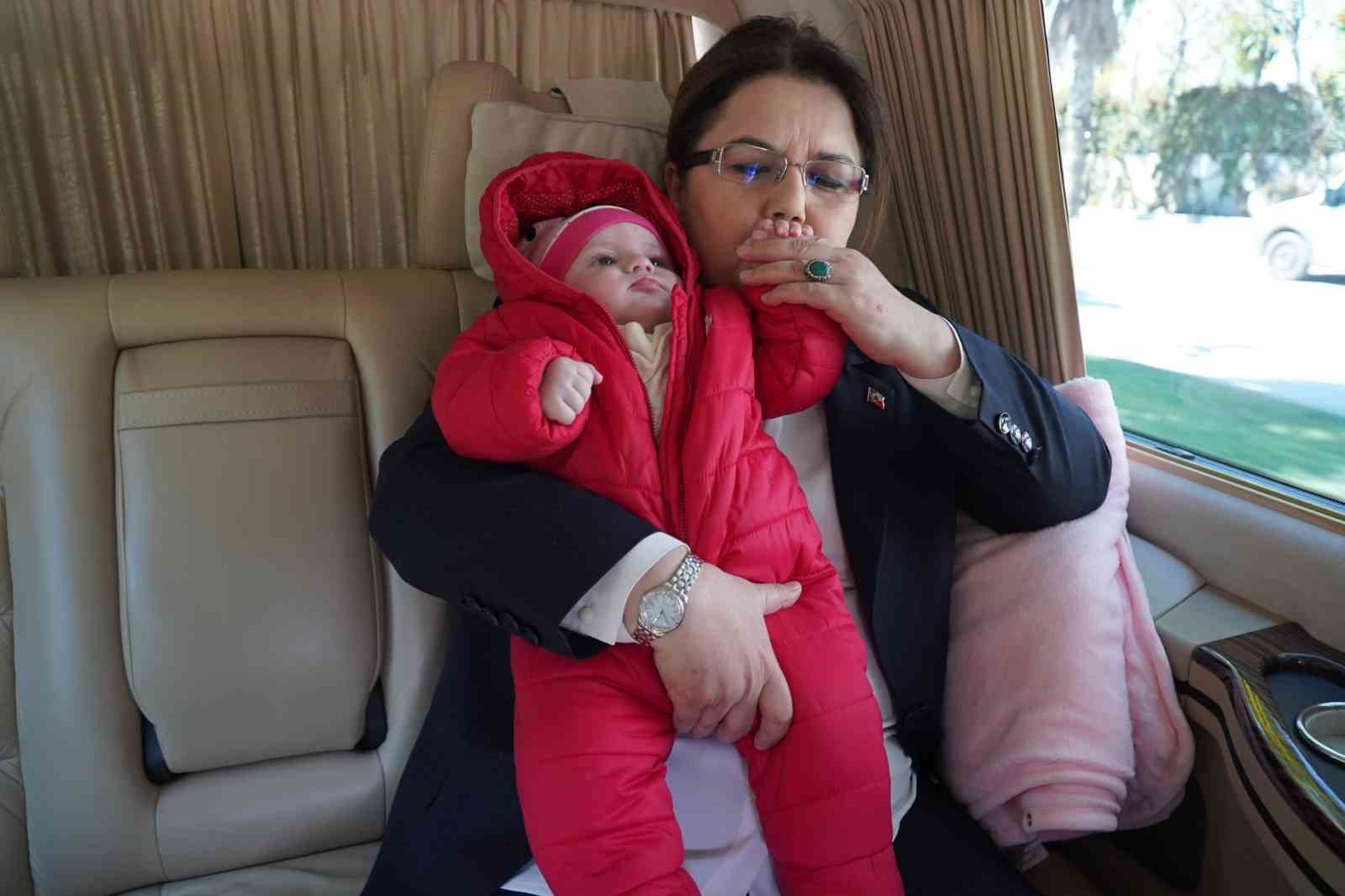 Enkaz altından 128 saat sonra çıkarılan “Gizem bebek” annesine kavuştu