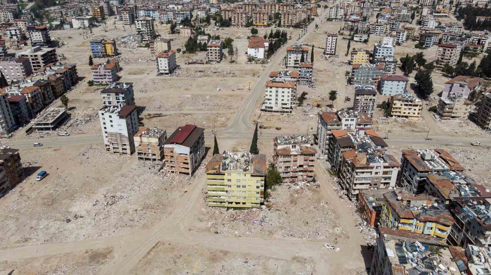 KAHRAMANMARAŞ MERKEZLİ DEPREMLERDEN EN FAZLA ETKİLENEN HATAY’DA ENKAZ KALDIRMA ÇALIŞMALARI