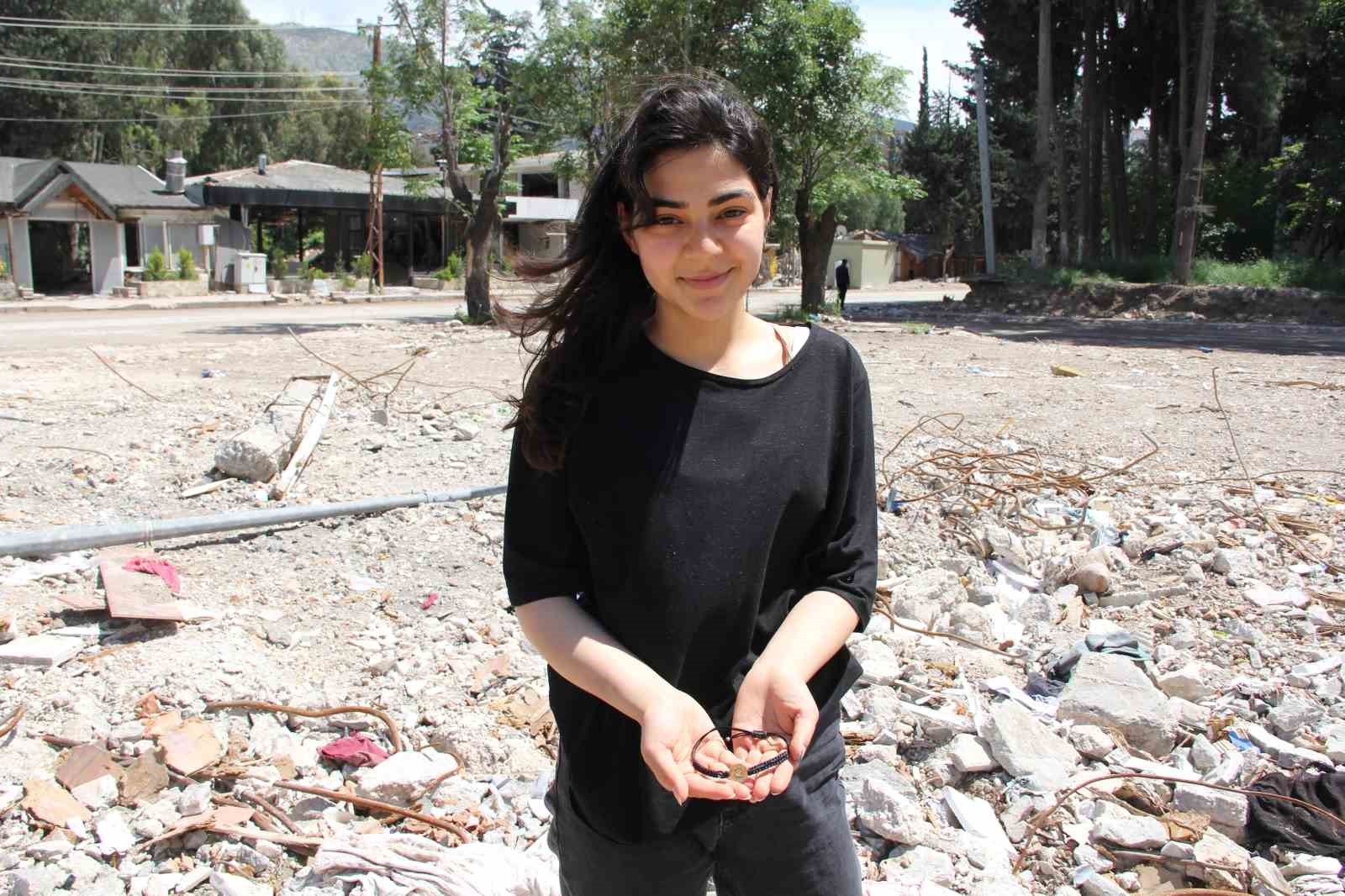 HATAY’DA ENKAZ ALTINDA KALDIKTAN BİR SAAT SONRA ÇIKARILAN SILA SARIÇAM,
