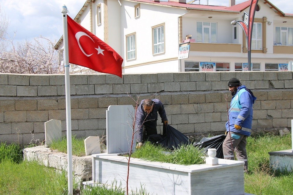 VAN’IN ERCİŞ BELEDİYESİ, RAMAZAN BAYRAMI ÖNCESİ İLÇEDEKİ MEZARLIKLARDA GENEL TEMİZLİK