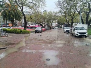 ERDEK SAĞANAK YAĞIŞIN ETKİSİNDE KALDI