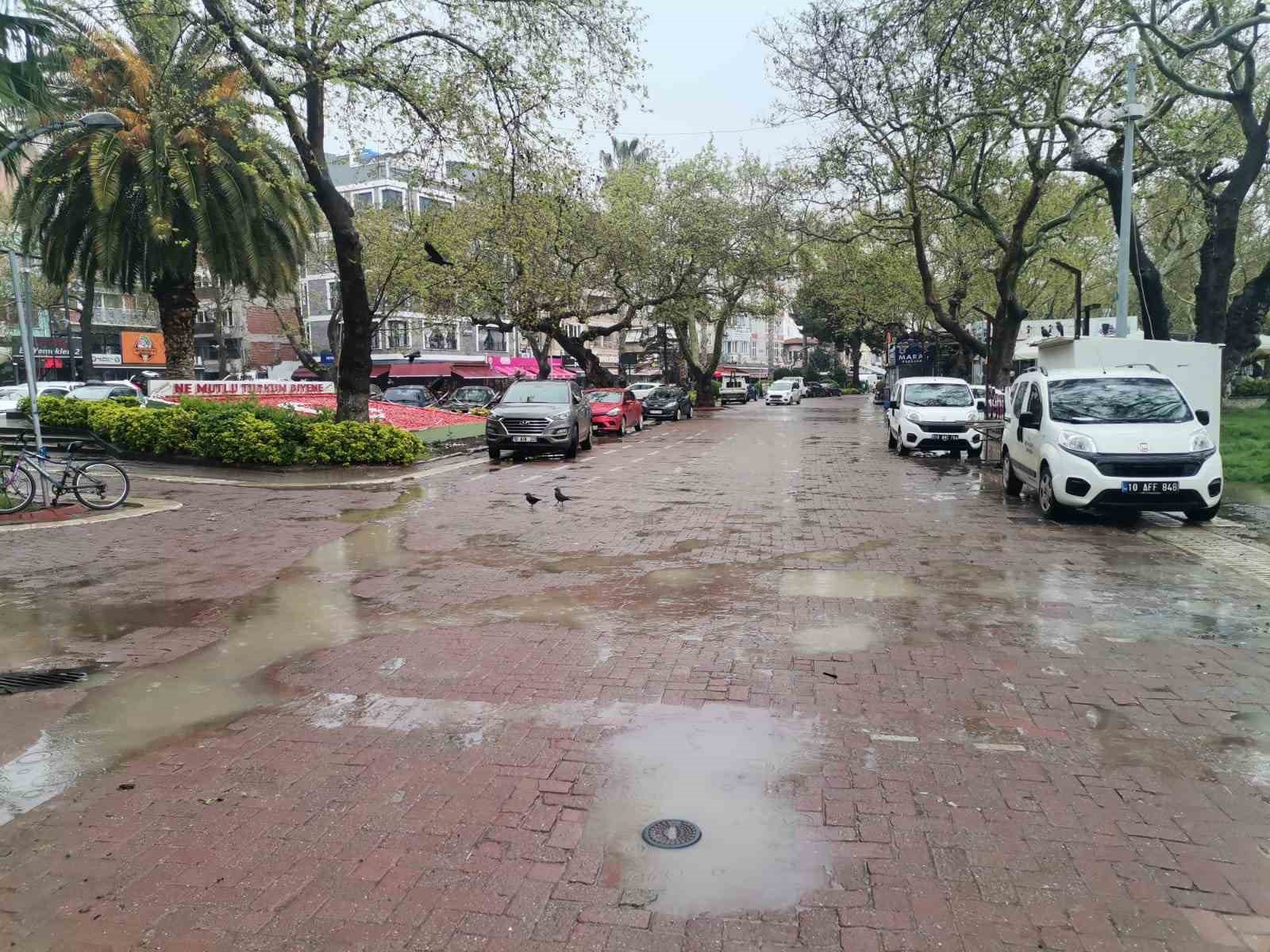 ERDEK SAĞANAK YAĞIŞIN ETKİSİNDE KALDI