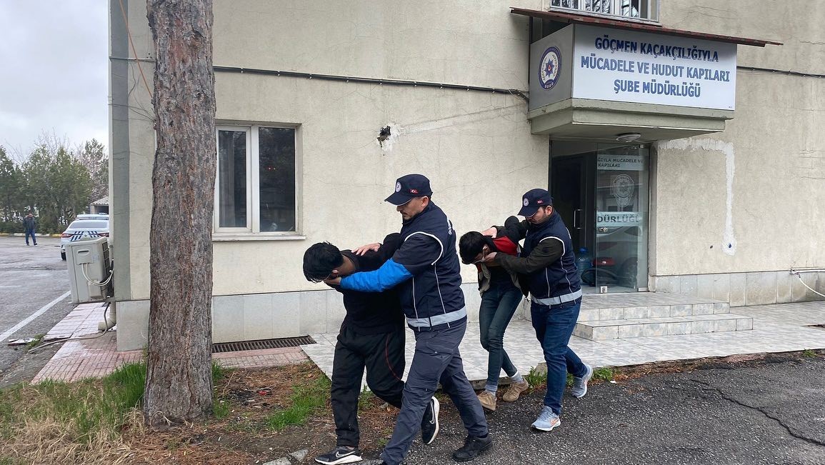KAÇAK GÖÇMENLERİ TAŞIYAN 2 TAKSİ ŞÖFORÜ TUTUKLANDI