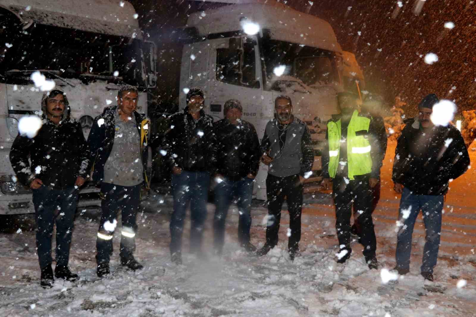 ERZİNCAN’DA KAR VE TİPİ ULAŞIMDA AKSAMALARA NEDEN OLDU
