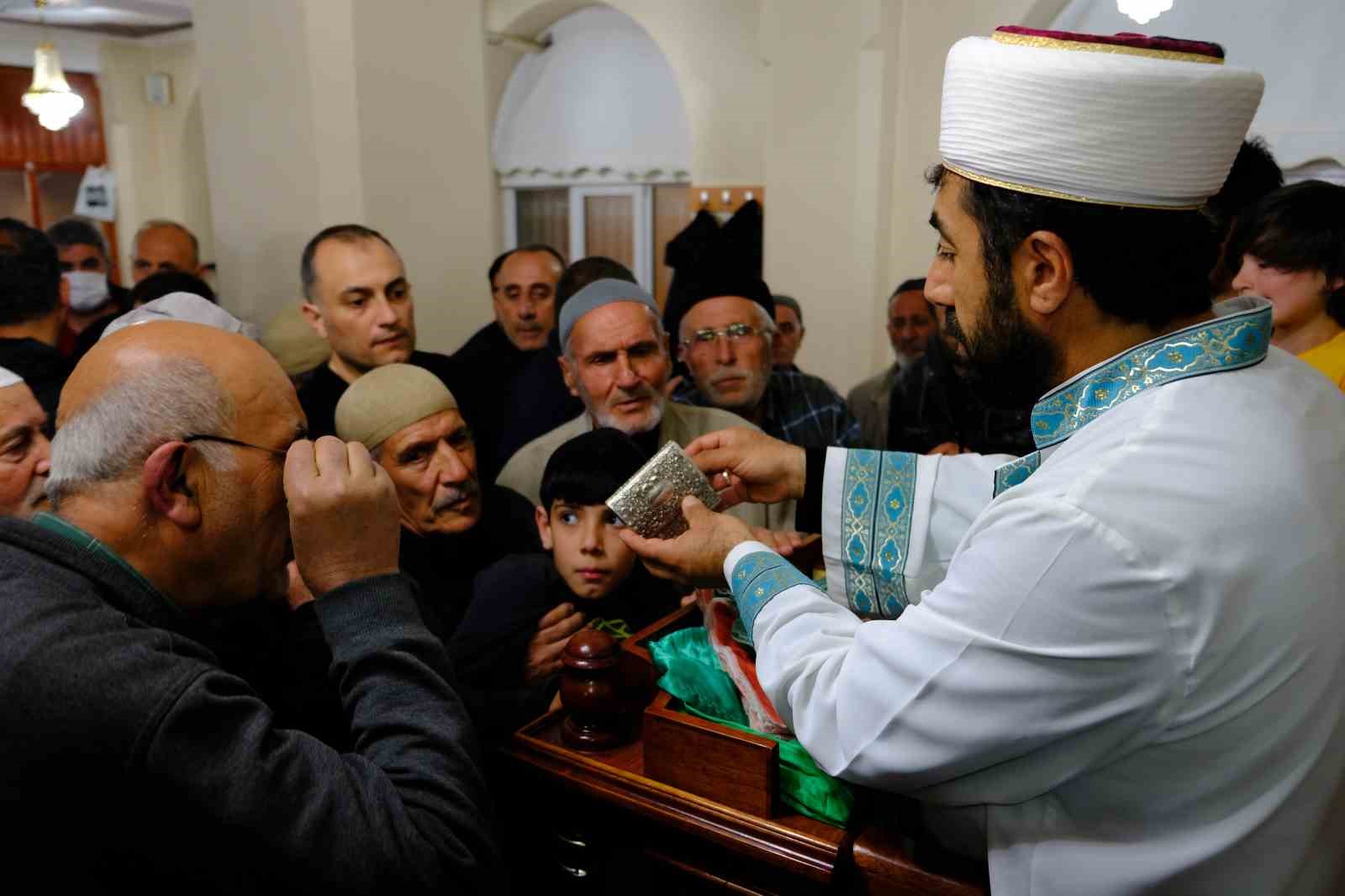 ERZİNCAN’DA RAMAZAN AYI MÜNASEBETİYLE ZİYARETE AÇILAN HAZRETİ MUHAMMED'İN SAKAL-I ŞERİF’İNİ