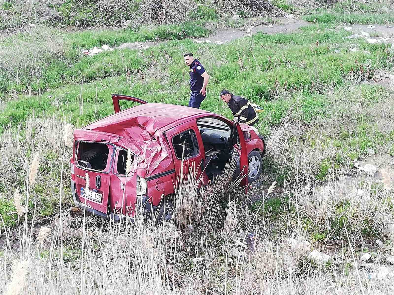 ERZİNCAN-GÜMÜŞHANE KARAYOLUNDA ŞARAMPOLE UÇAN HAFİF TİCARİ ARAÇTA 2 KİŞİ YARALANDI
