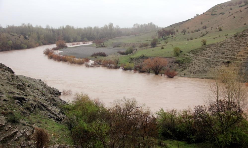 ERZİNCAN’DA ETKİLİ OLAN YAĞMUR NEDENİYLE KARASU NEHRİ'NİN DEBİSİ ARTTI