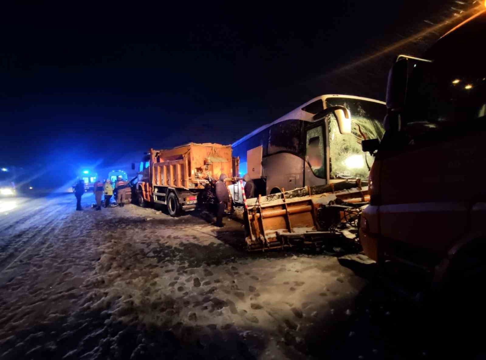 ERZİNCAN'DA ZİNCİRLEME TRAFİK KAZASI: 8 YARALI