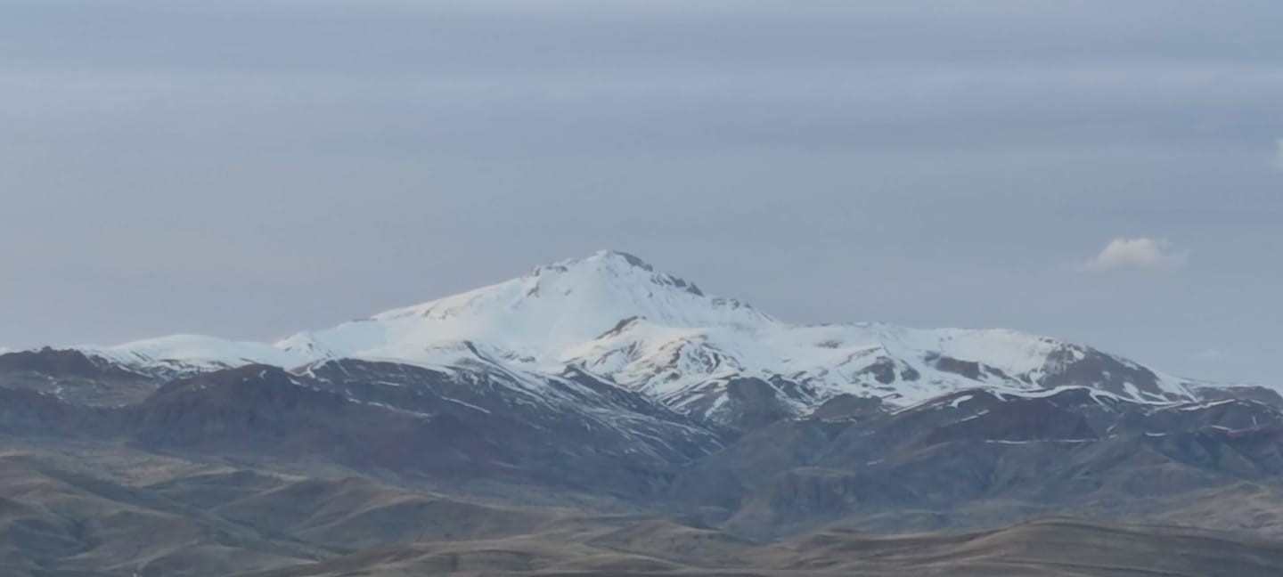 ERZURUM'UN AŞKALE İLÇESİNDE NİSAN AYINDA KAR YAĞIŞI SÜRPRİZİ YAŞANDI.