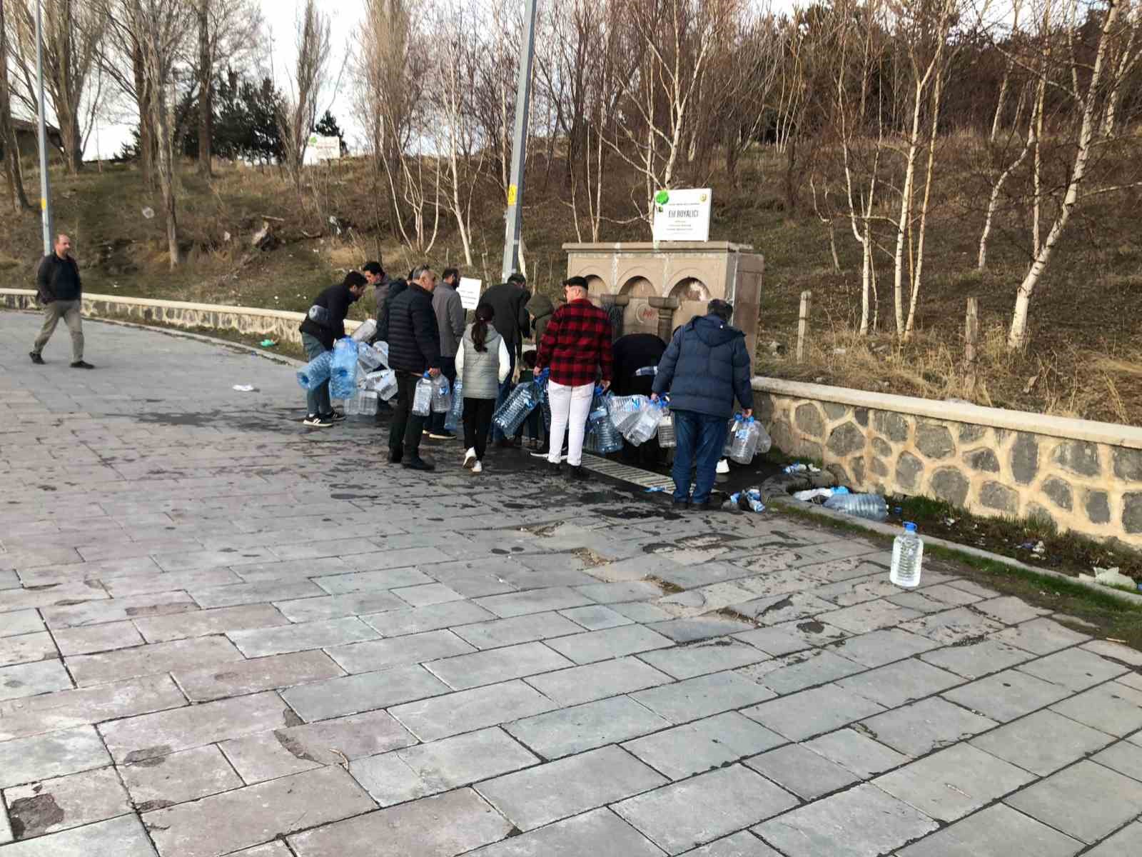 ERZURUM’DA RAMAZAN AYLARINDA PAŞAPINAR ÇEŞMESİNDEN SU ALMAK İSTEYENLER BÜYÜK BİR