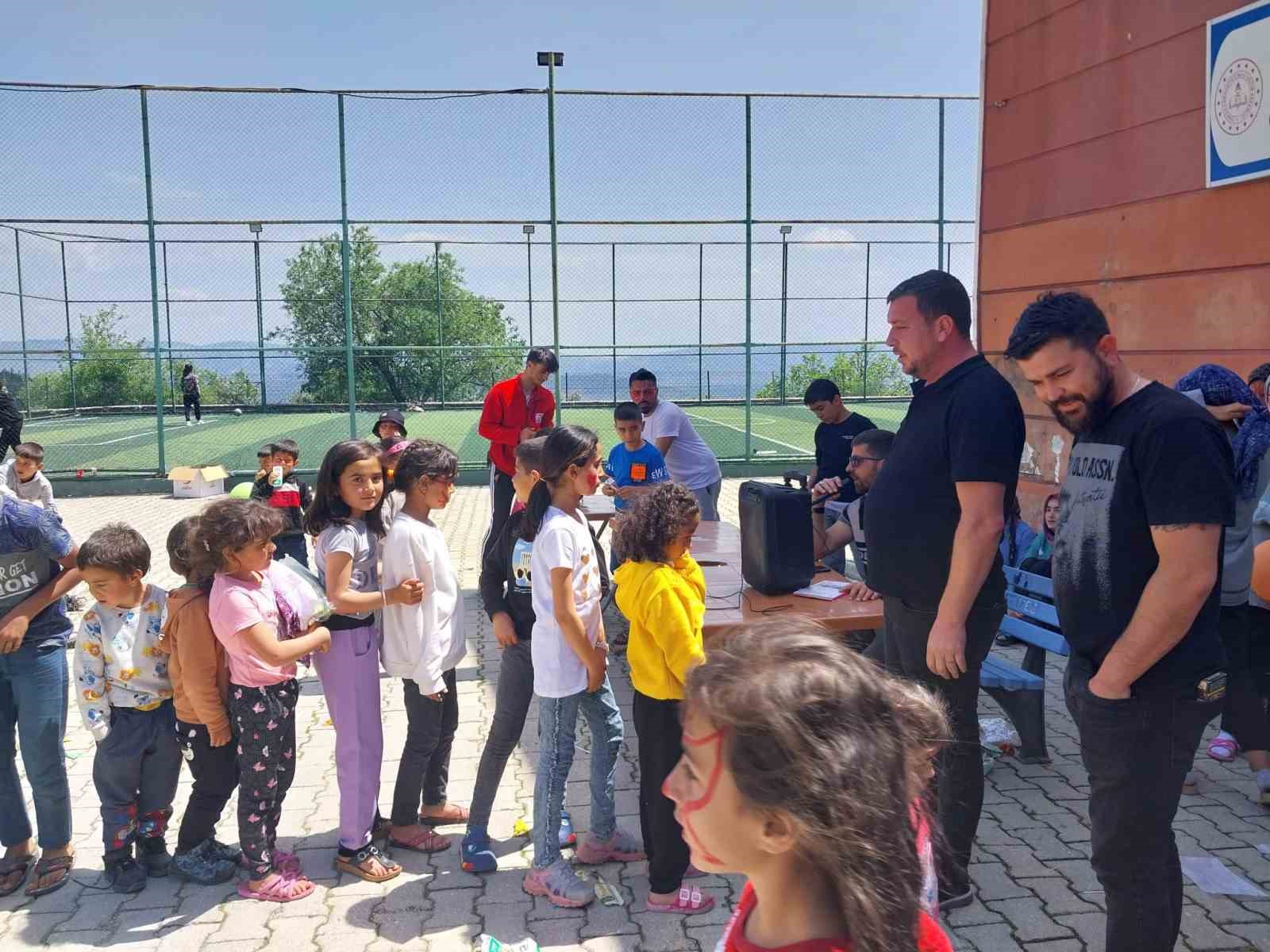 ESBALDER, DEPREM BÖLGESİNDE BULUNAN 250 ÇOCUĞA HEDİYELER DAĞITTI