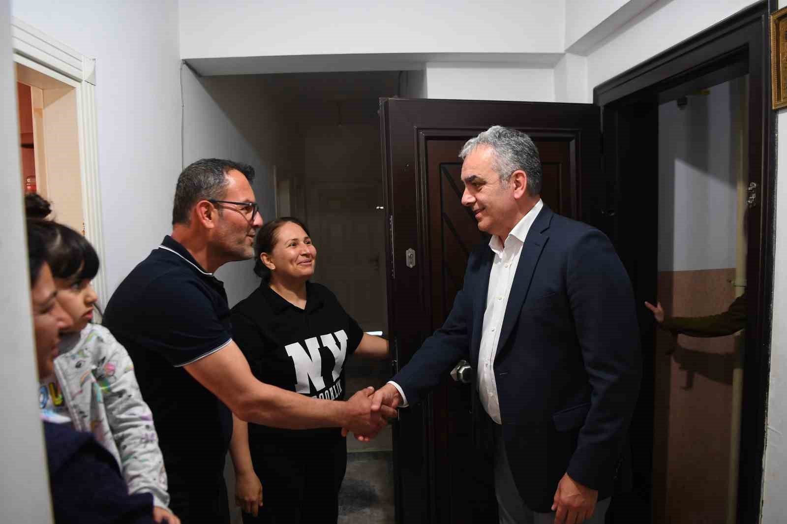 KONYAALTI BELEDİYE BAŞKANI SEMİH ESEN, DEPREM FELAKETİNDEN SONRA ANTALYA’YA GELEN