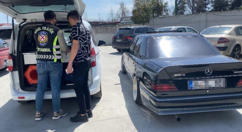 İSTANBUL'UN ESENLER İLÇESİNDE "DRİFT" YAPARAK TRAFİK GÜVENLİĞİNİ TEHLİKEYE DÜŞÜREN VE