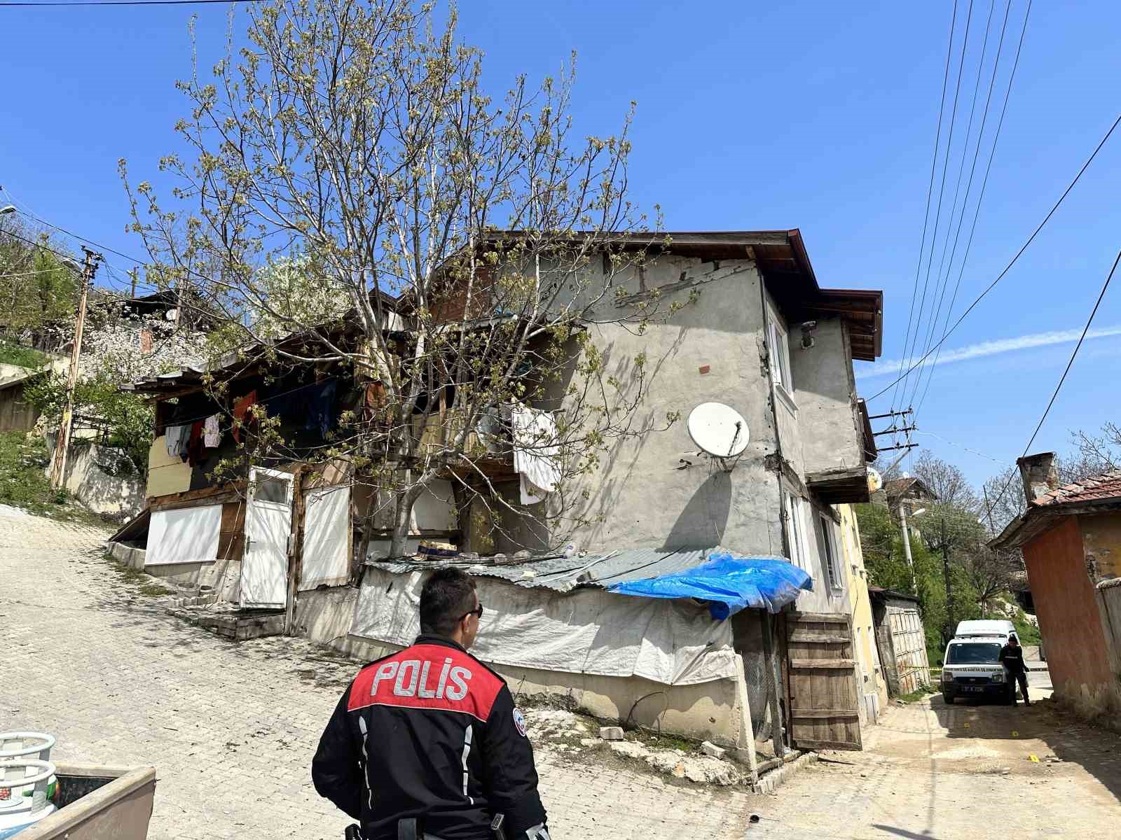 KASTAMONU’DA ÇOCUĞUNU GÖRMEK İÇİN GELDİĞİ ESKİ EŞİNİN EVİNE SİLAHLA DEFALARCA