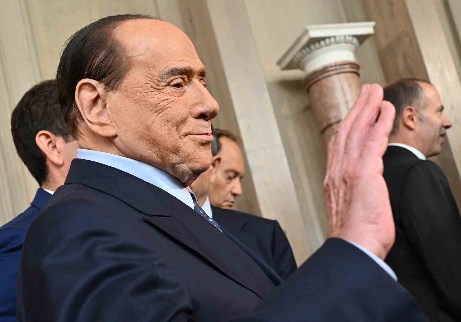 ESKİ İTALYA BAŞBAKANI BERLUSCONİ YOĞUN BAKIMDAN ÇIKTI  (ARŞİV)