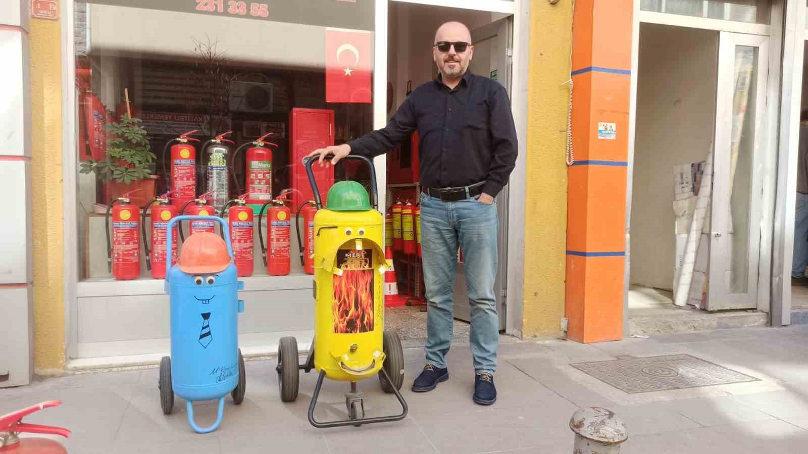 ESKİŞEHİR’DE YANGIN SÖNDÜRME MALZEMELERİ SATAN MURAT KARADUMAN’IN ESKİ TÜPLERDEN YAPTIĞI