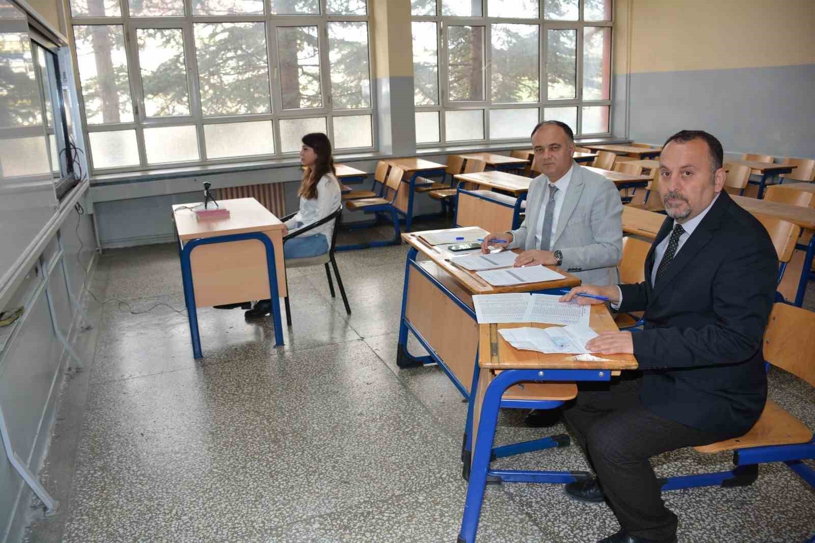 ESKİŞEHİR’DE ODUNPAZARI İLÇESİ CUMHURİYET ANADOLU LİSESİNDE GERÇEKLEŞTİRİLEN SÖZLÜ SINAVLARA ÖĞRETMEN