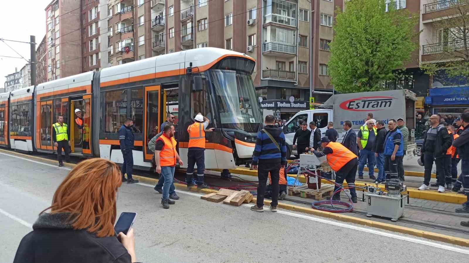 ESKİŞEHİR’DE RAYLARIN KARŞINA GEÇMEYE ÇALIŞIRKEN TRAMVAYIN ÇARPTIĞI KADIN FECİ ŞEKİLDE