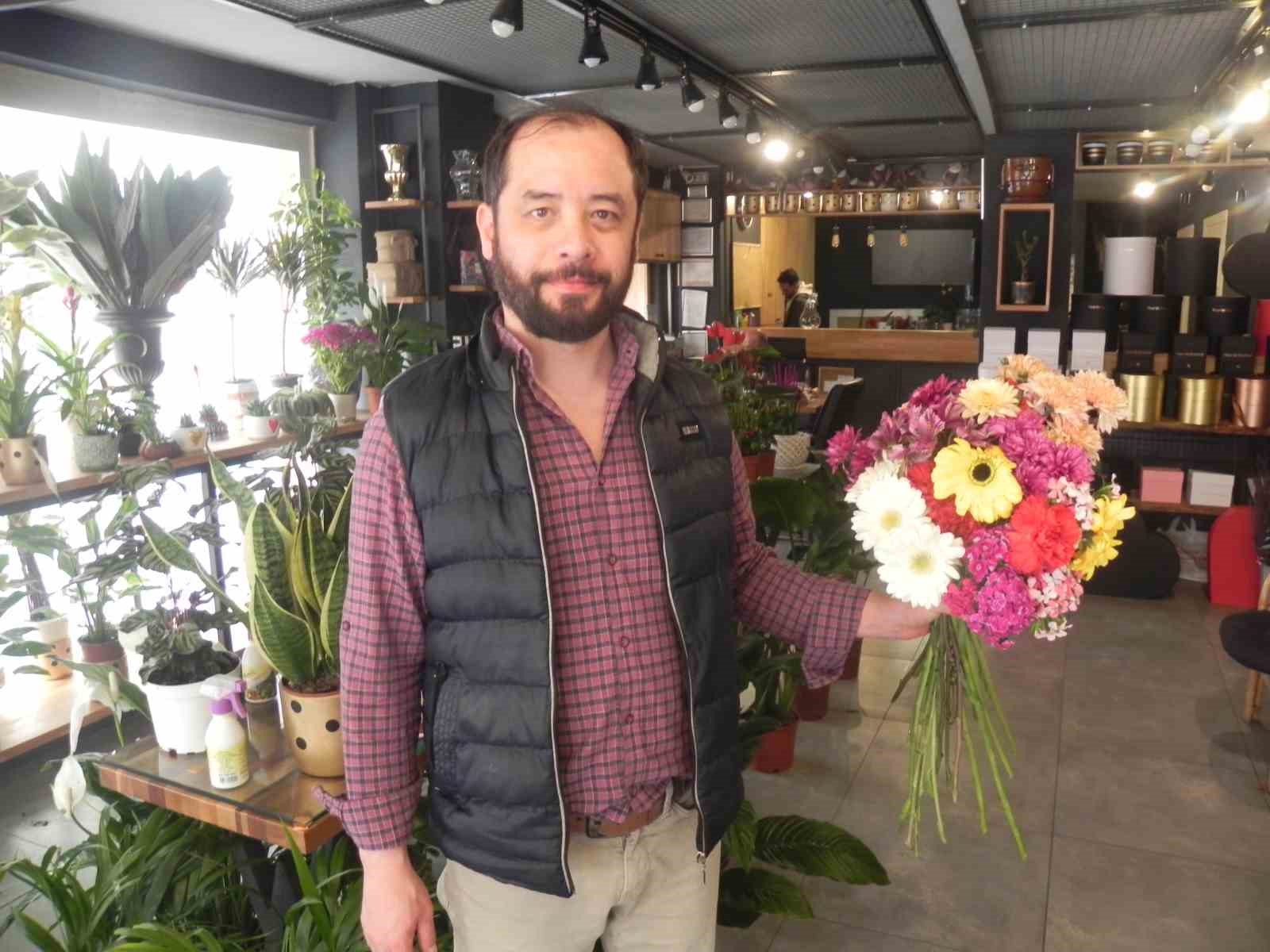 BAHAR AYLARININ GELMESİYLE BİRLİKTE ÇEŞİT ÇEŞİT ÇİÇEKLER RAFLARDAKİ YERİNİ ALMAYA