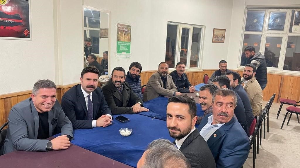 İFTAR YEMEĞİNDEN SONRA DA SOHBETLERİNE DEVAM EDEN DERNEK ÜYELERİ, KATILIMLARINDAN