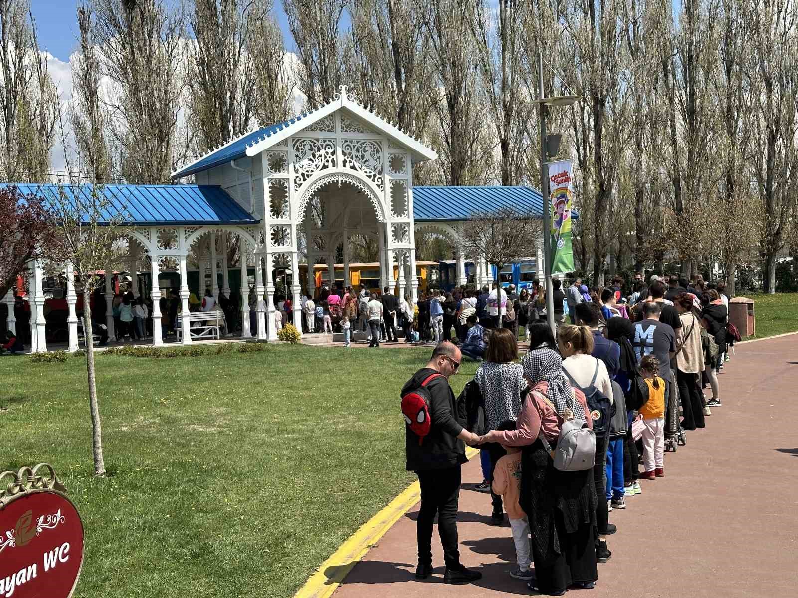 BAYRAM TATİLİNİ VE SICAK HAVAYI DEĞERLENDİRMEK İSTEYEN PARKLARI DOLDURDU.