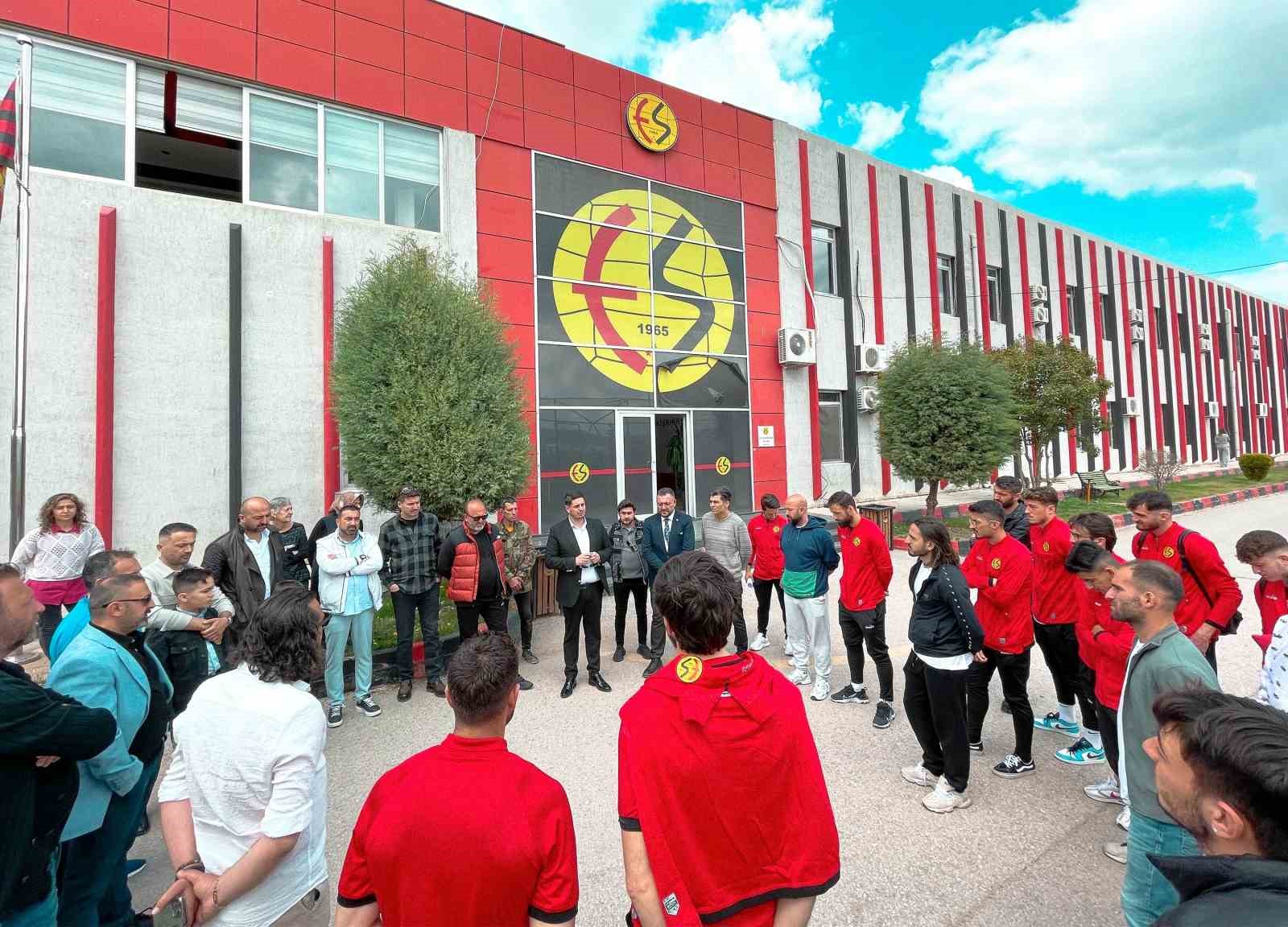 ESKİŞEHİRSPORLU FUTBOLCULAR VE YÖNETİCİLER, RAMAZAN BAYRAMI VESİLESİYLE BİR ARAYA GELİP