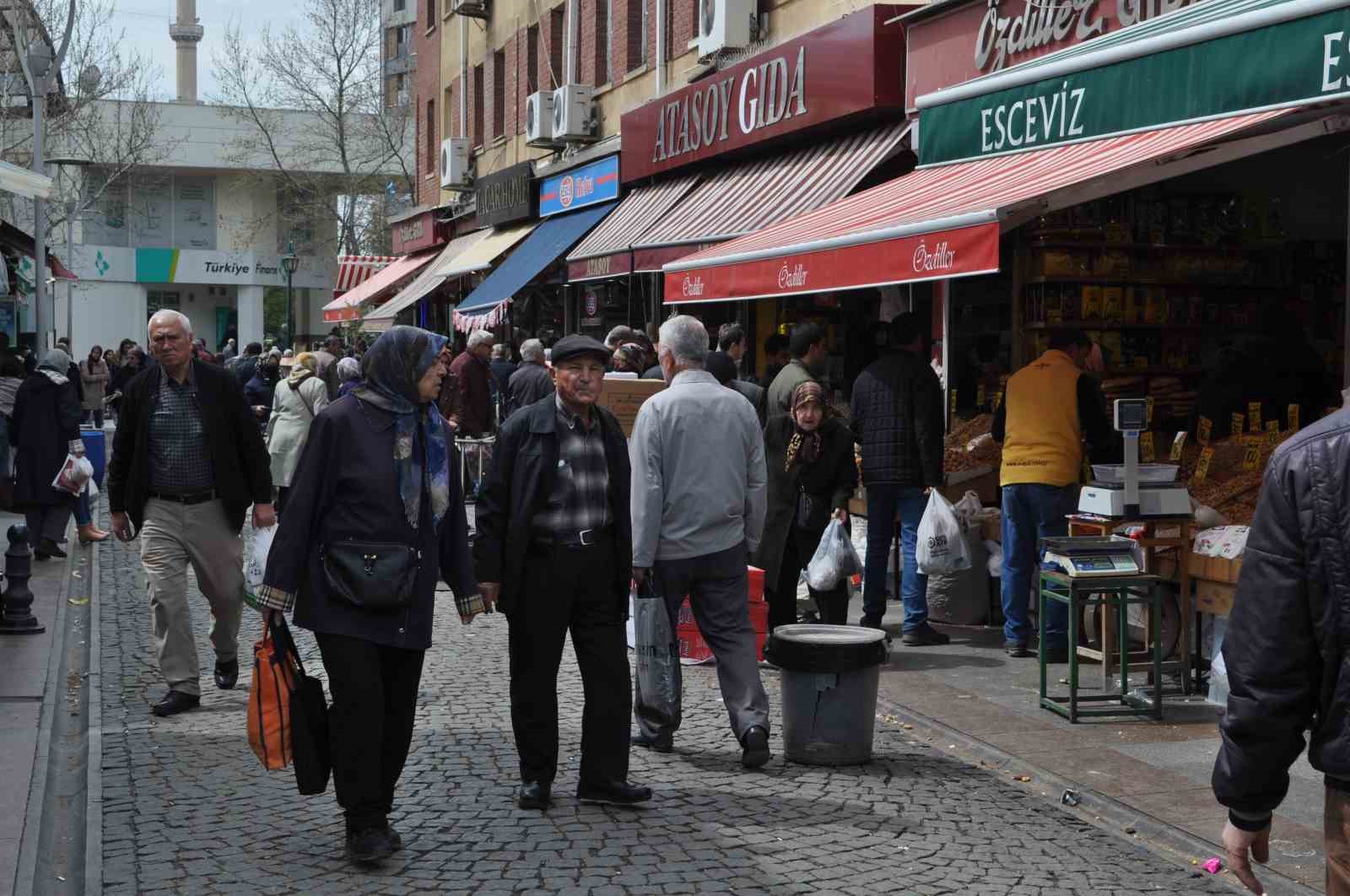 BAYRAM HAZIRLIĞI İÇİN ÇARŞIYA ADETA AKIN EDEN VATANDAŞLAR
