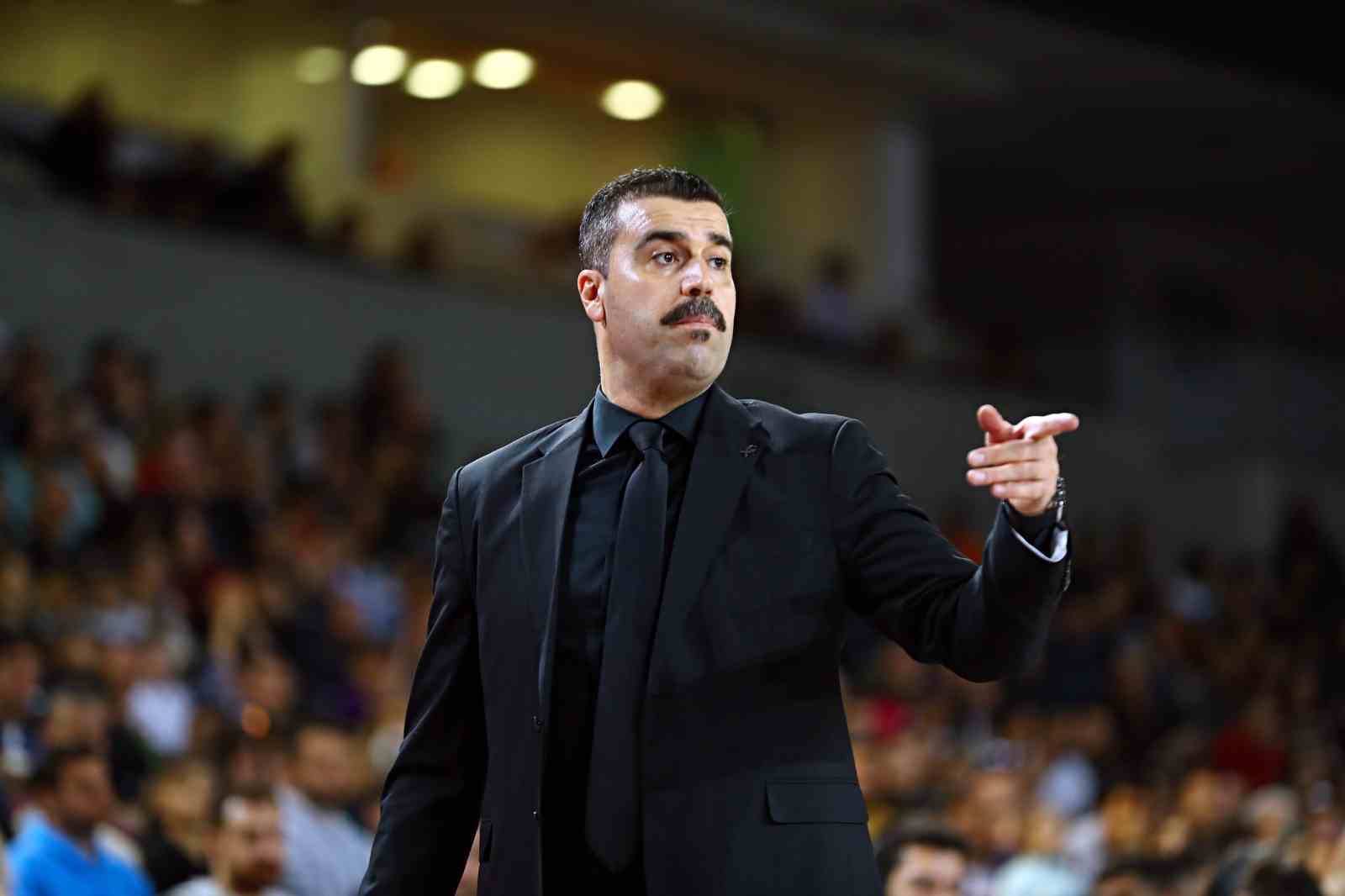 TÜRK TELEKOM BASKETBOL BAŞANTRENÖRÜ ERDEM CAN, EUROCUP'TA YILIN BAŞANTRENÖRÜ SEÇİLDİ.