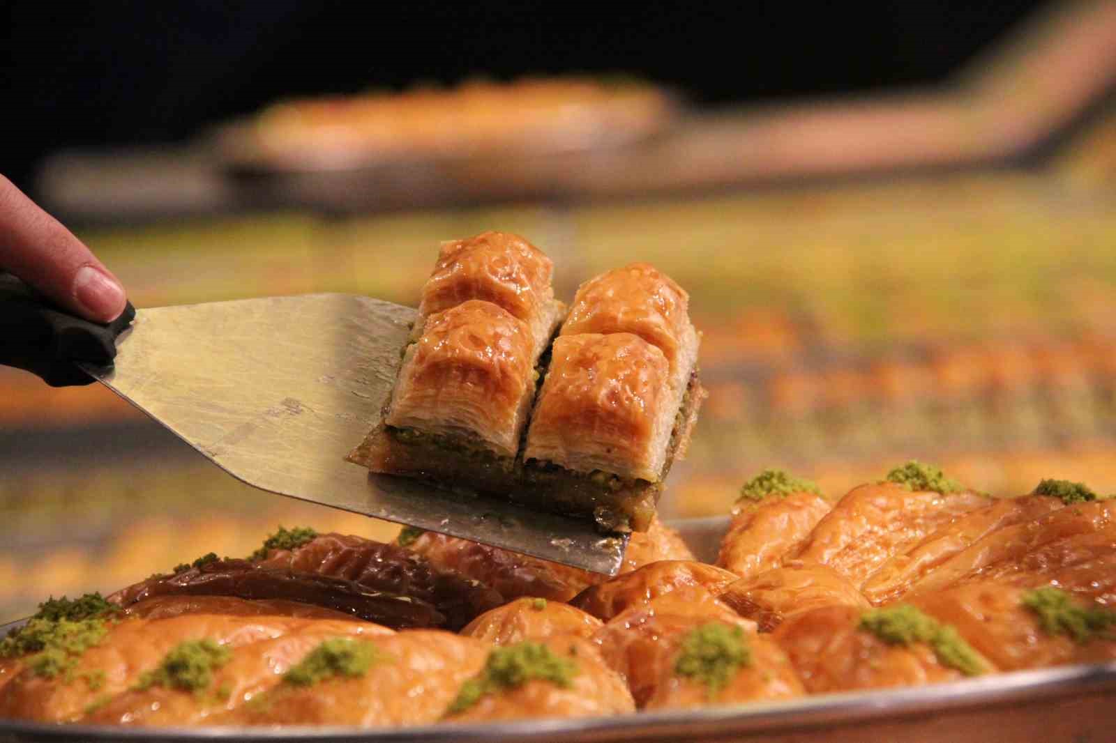 RAMAZAN BAYRAMI’NA SAYILI GÜNLER KALA EV YAPIMI BAKLAVAYI TERCİH EDEN