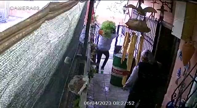 DENİZLİ’DE GÖZÜ DÖNMÜŞ MASKELİ HIRSIZ, BİR EVİN BAHÇESİNE GİREREK GÖZÜNE