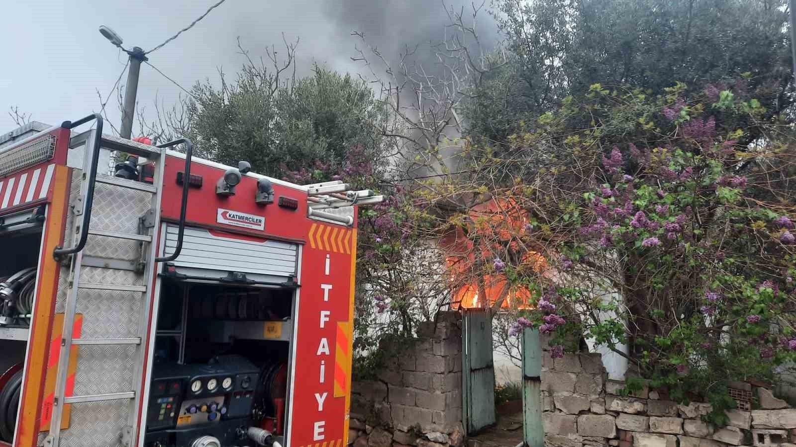 BANDIRMA'DA MÜSTAKİL EVDE ÇIKAN YANGINDA MADDİ HASAR MEYDANA GELDİ