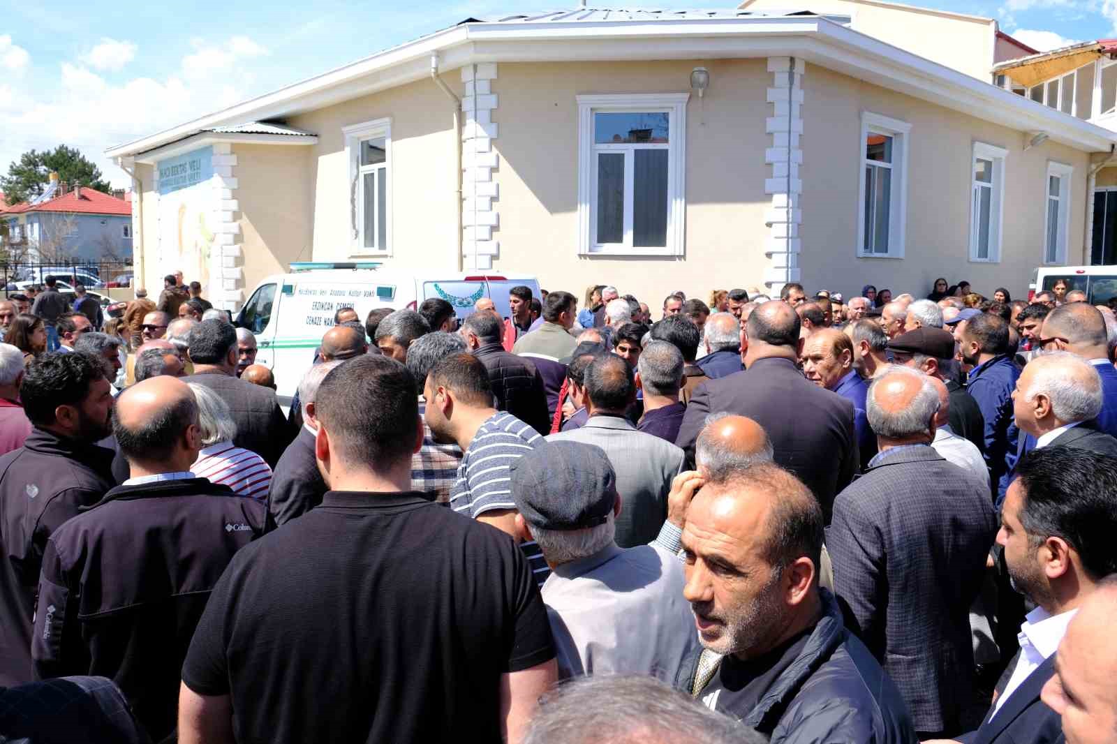 ERZİNCAN’DA YAŞADIĞI AİLESİNİN EVİNDE İPLE ASILMIŞ HALDE ÖLÜ BULUNAN KADIN