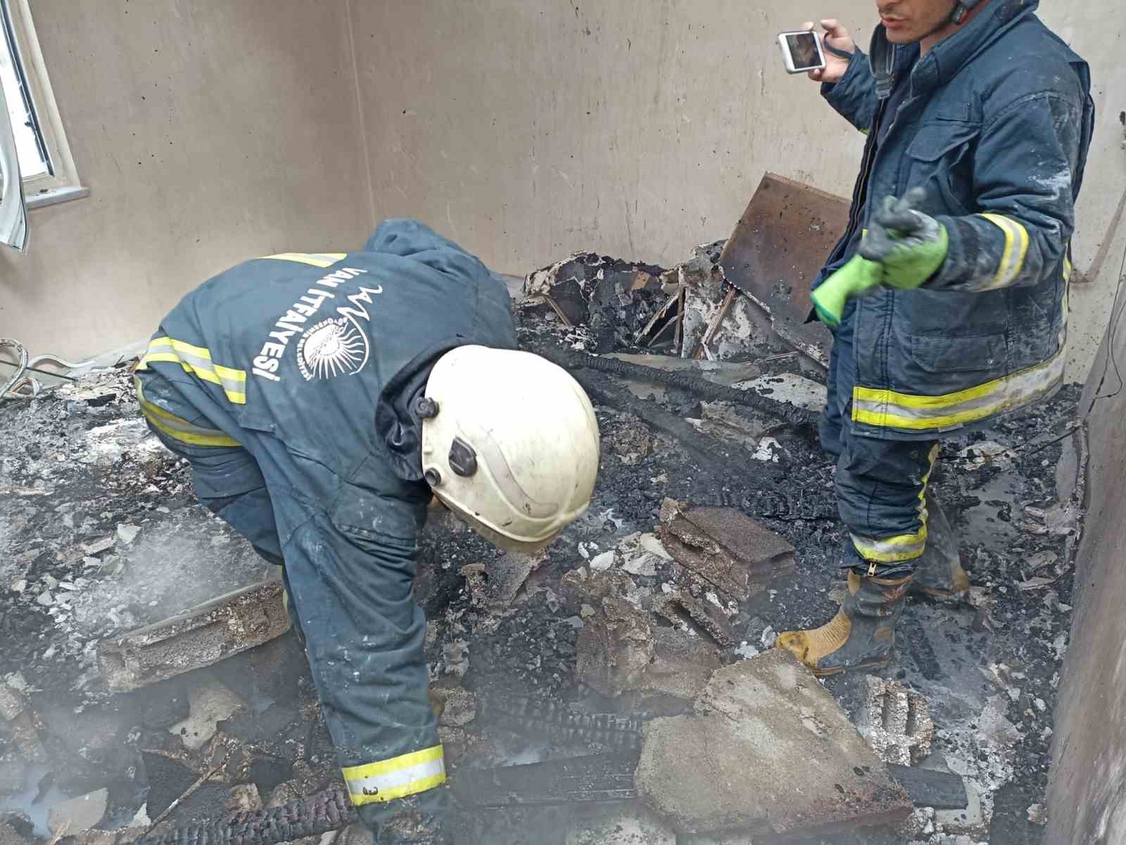 VAN’IN İPEKYOLU İLÇESİNDE ÇIKAN YANGINDA EVİ YANAN ENGELLİ VATANDAŞ, HAYIRSEVERLERDEN