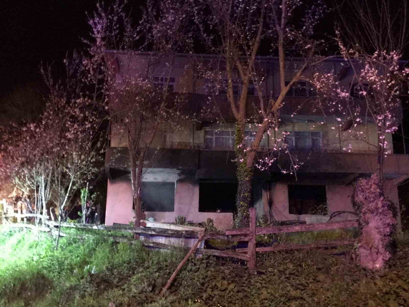 SAKARYA’NIN AKYAZI İLÇESİNDE İKİ KATLI EVİN DEPO OLARAK KULLANILDIĞI ALT