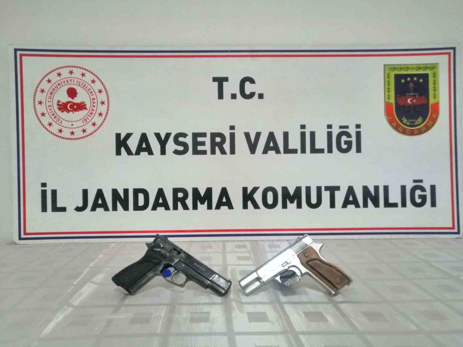 KAYSERİ’DE JANDARMA EKİPLERİ TARAFINDAN YAPILAN ÇALIŞMALARDA; 2 ADET RUHSATSIZ TABANCA